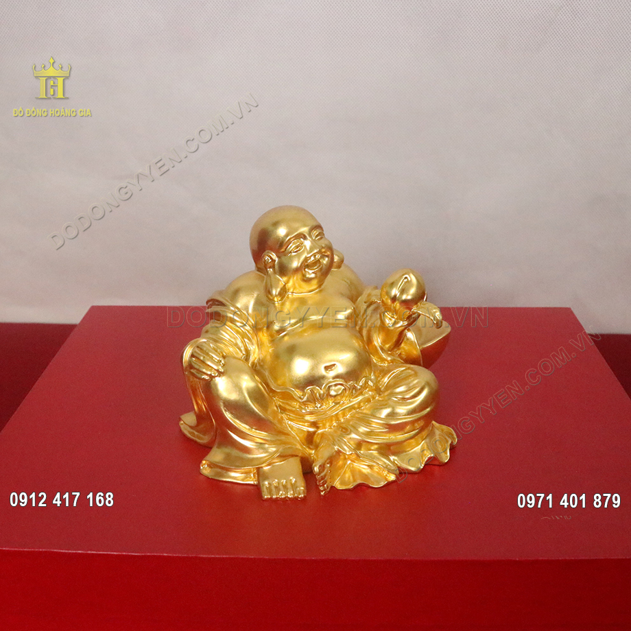 Tay Phật Di Lặc cầm trái đào tiên mang ý nghĩa trường thọ đến cho gia chủ. Bởi vậy là vật phẩm cũng được dùng để làm quà tặng bạn bè, người thân như một lời chúc sức khỏe, tài lộc